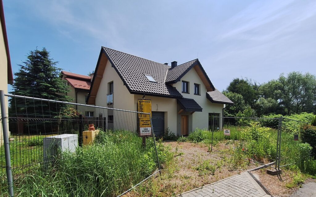 elewacja domu przed projektem i niezagospodarowany ogród